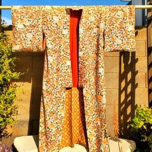 VINTAGE JAPANESE HANDSTITCHED FLORAL TRADITIONAL SILK KIMONO